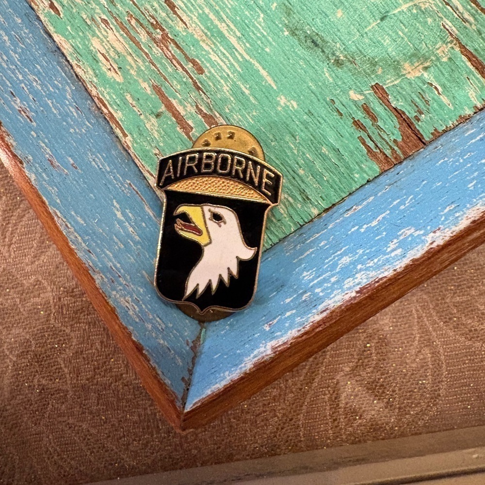 🦅Army 101st Airborne Division Lapel Pin